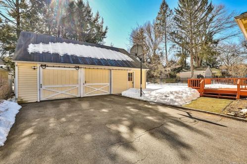 8 Oak Rd, Briarcliff NY 10510-2327 exterior