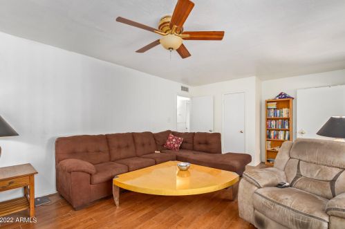 3340 Desert Cv Ave, Phoenix AZ 85028-3514 exterior