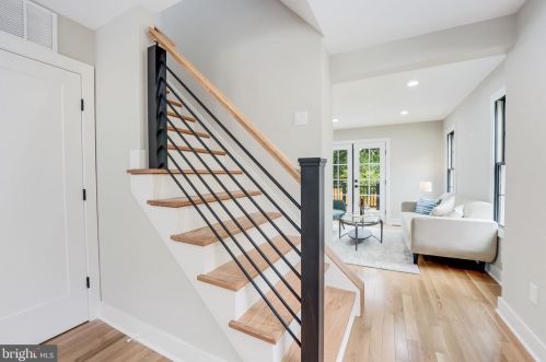 1505 Crestwood Dr, Alexandria VA  22302-2303 exterior