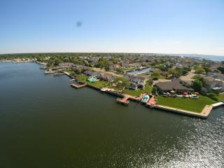 96 Lucinda Dr, Babylon NY  11702-3714 exterior