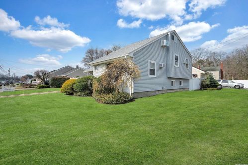 22 Gaulton Dr, Babylon, NY 11703-2306