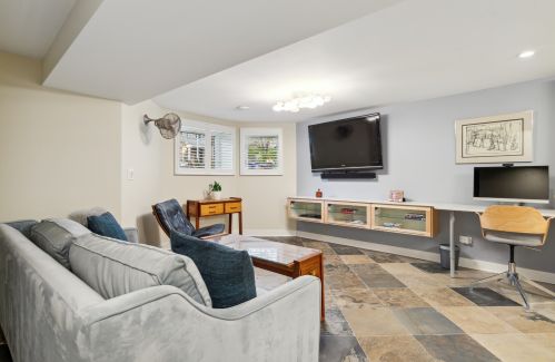 2037 Sawyer Ave, Chicago IL 60647-2703 exterior