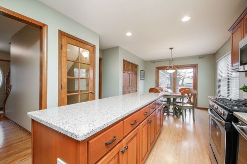 2209 Nottingham Dr, Naperville IL exterior