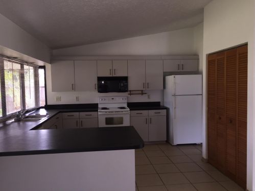 1337 Hunnicut Ave, Fort Pierce FL 34953-7711 exterior