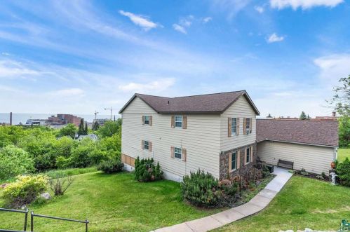 202 7th St, Duluth, MN 55805-1234