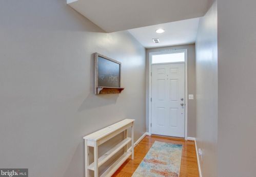 42744 Montevista Sq, Leesburg VA  20176-1255 exterior