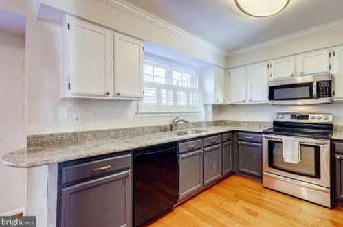 6026 Lands End Ln, Alexandria VA 22315-2669 exterior