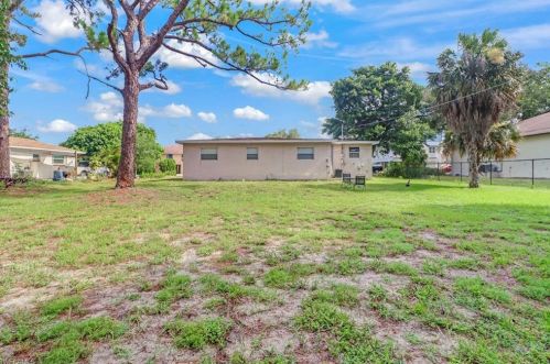 870 109 Ave, Naples FL 34108-1808 exterior