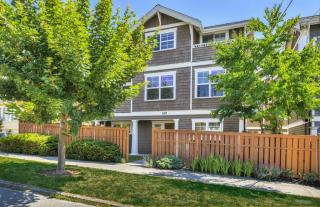 820 24 Ave, Seattle WA  98106-1709 exterior