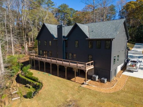 5666 Long Island Dr, Atlanta GA  30327-4842 exterior