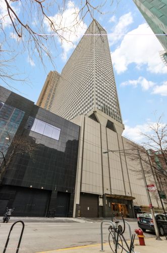 111 Chestnut St, Chicago IL  60610-2016 exterior