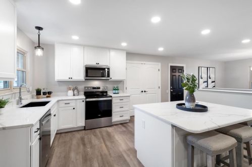 1049 Fernpark Dr, Saint Louis MO 63141-6132 exterior