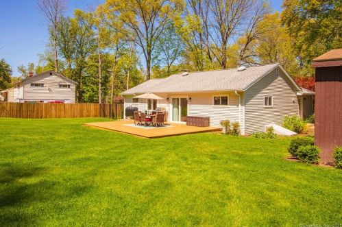 15 Midrocks Dr, Norwalk, CT 06851-1610