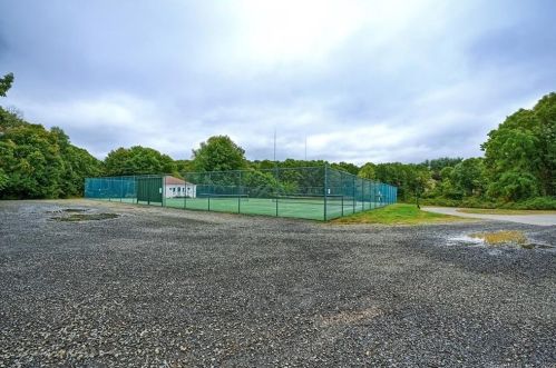 124 Wellington Dr, Farmington CT 06032-3231 exterior