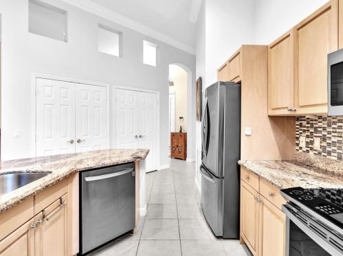 6910 Fairway Lk Dr, Boynton Beach FL 33472-6807 exterior