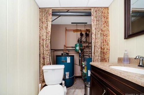 121 Grn Mdw Rd, Milford CT 06461-2258 exterior