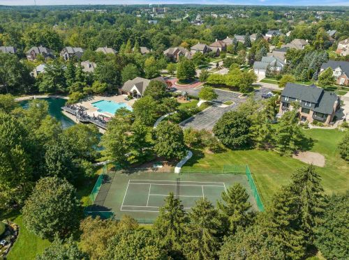 1039 Bloomview Cir, Rochester MI 48307-1728 exterior