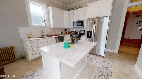 326 Cherry St, Grand Rapids MI 49503-4610 exterior