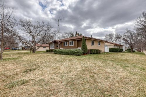 8919 Cheyenne St, Milwaukee WI 53224-4804 exterior