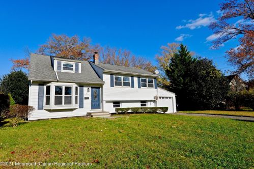 9 Locust Ter, Middletown, NJ 07748-1453