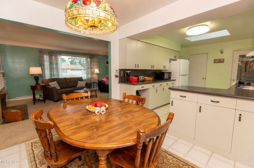 5231 Old Colony Rd, Kalamazoo MI 49008-3216 exterior