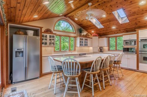 1300 Grandview Dr, Rochester MI 48306-4038 exterior