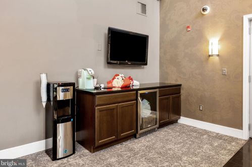 208 Carson Ter, Huntingdon Valley PA  19006-4718 exterior