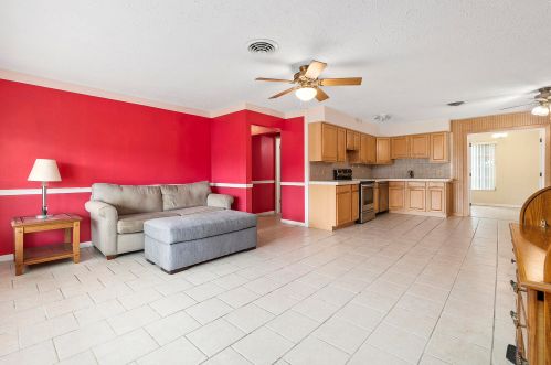 748 Oak St, Fort Pierce FL 34952-1341 exterior