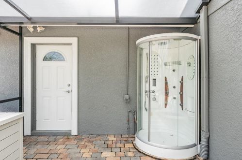 8201 Kirkwood Dr, Tampa FL  33634-2238 exterior