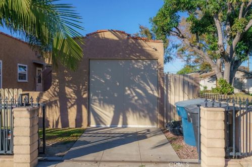 9827 Beach St, Bellflower CA  90706-5917 exterior