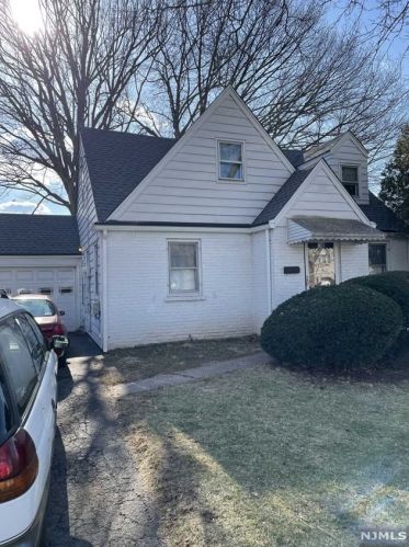 28 Jefferson Ave, Hasbrouck Heights, NJ 07604-1210