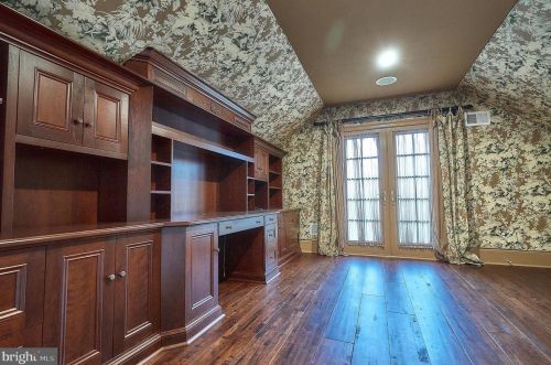 2221 Jefferson Ln, Huntingdon Valley PA 19006-6038 exterior