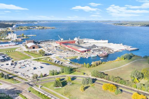 252 Clay Ave, Meskegon MI 49440-1202 exterior