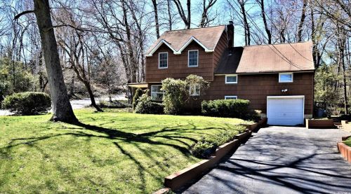 18 Nursery Rd, Huntington Station NY  11747-1029 exterior