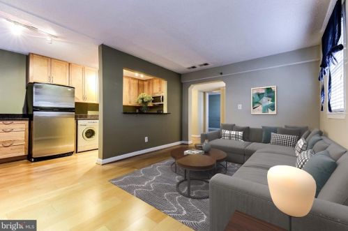 612 Bashford Ln, Alexandria VA  22314-1140 exterior