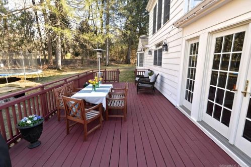 668 Ridgebury Rd, Ridgefield CT 06877-1117 exterior