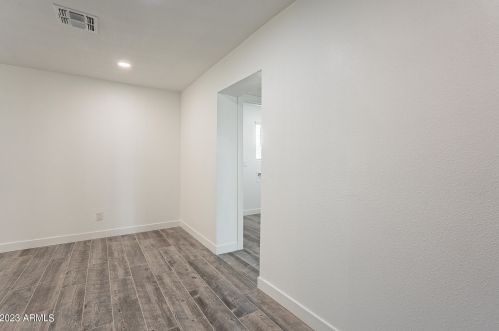 5039 18 Ave, Phoenix AZ 85015-6121 exterior