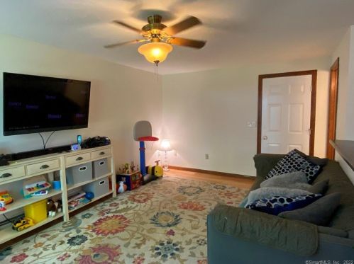 22 Bridle Path Ln, Manchester CT 06042-8303 exterior