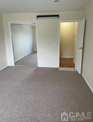 51 College Dr, Edison NJ 08817-5951 exterior