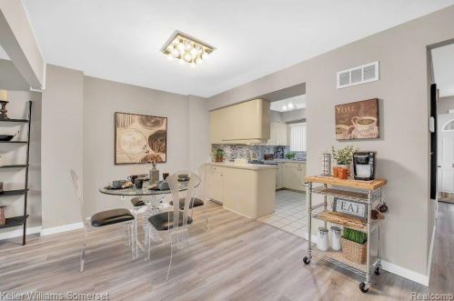 737 Kirts Blvd, Troy MI 48084-4863 exterior