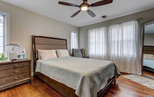 24 Vondran St, Huntington Station NY 11746-2548 exterior