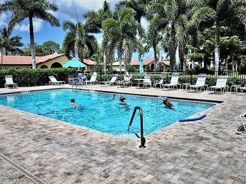 1083 Forest Lakes Dr, Naples FL 34105-2277 exterior