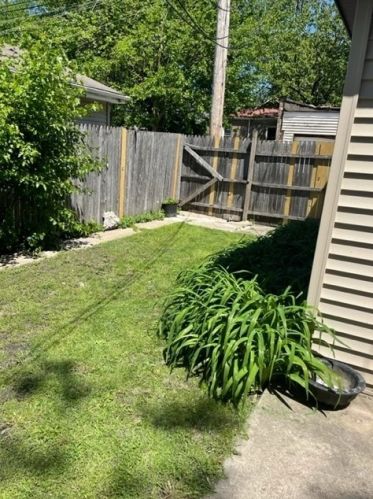 7951 Clyde Ave, Chicago, IL 60617-1110