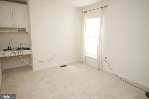 5082 Donovan Dr, Alexandria VA 22304-7755 exterior