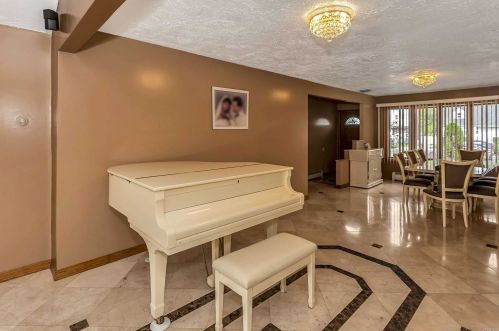 797 Corona Ave, Valley Stream NY 11580-4348 exterior