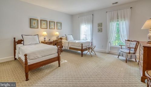 1613 Maddux Ln, Mc Lean VA 22101-3200 exterior