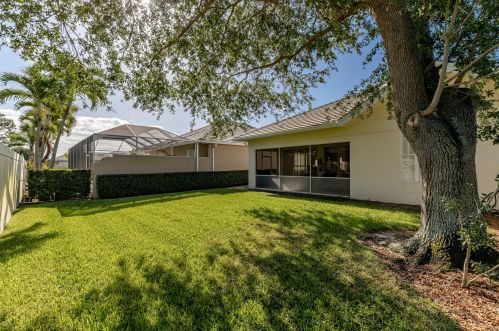 320 Bentley Cir, Fort Pierce FL 34986-2475 exterior