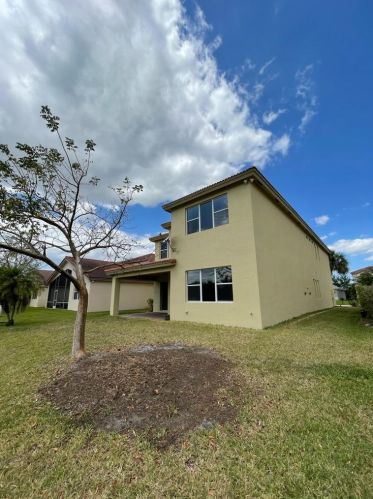 2213 Newport Is Blvd, Fort Pierce FL 34953-4378 exterior