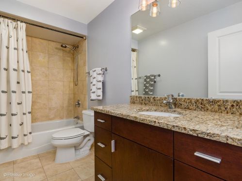 4103 Southport Ave, Chicago IL 60657-1437 exterior