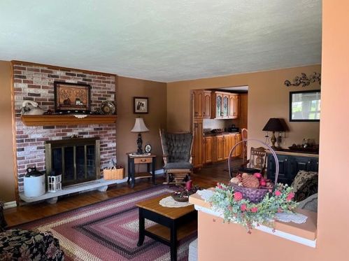 665 Surfside Dr, Pittsburgh, PA 15239-2642